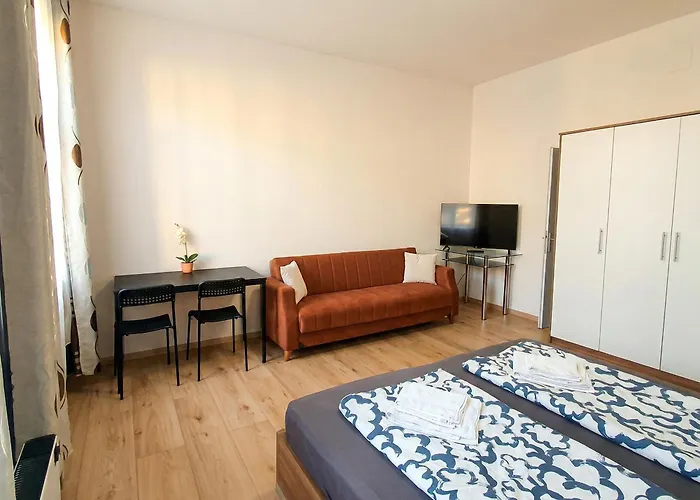 Apartment Only 15 Min To Center - Comfortable 1br With Tv & Wifi *